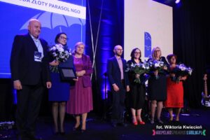 Pamiątkowe zdjęcie grupowe laureatów Złotego Parasola NGO