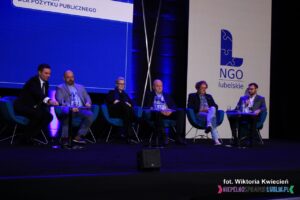 Na fotelach ustawionych w rzędzie siedzą Uczestnicy panelu dyskusyjnego pt. "Konstytucja dla pożytku publicznego"