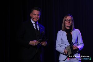Od lewej stoją prowadzący wydarzenie: Pan Karol Łukasik – Zastępca Dyrektora Departamentu Promocji Turystyki i Sportu Urzędu Marszałkowskiego w Lublinie oraz Pani Małgorzata Kotowska z Regionalnego Ośrodka Polityki Społecznej w Lublinie