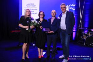Pamiątkowe zdjęcie wykonane po zakończeniu Gali; od lewej stoją: Pani Marzena Szkałuba, Pani Anna Bieganowska-Skóra, Pan Łukasz Lewicki, Pan Jacek Bobruś