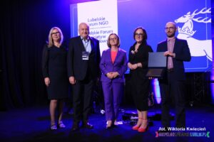 Od lewej stoją: Pani Justyna Spryszak, Pan Wojciech Dec, Pani Małgorzata Romanko, Pani Anna Bieganowska-Skóra, Pan Łukasz Lewicki