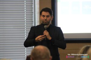 Pan Robert Turski, prowadzący warsztat pt. "Sztuczna inteligencja – szanse i zagrożenia dla NGO"