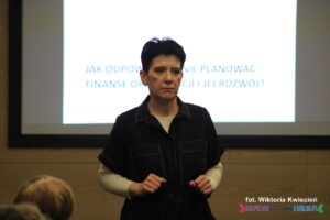 Pani Karolina Cyran-Juraszek, prowadząca warsztat pt. "Jak odpowiedzialnie planować finanse organizacji i jej rozwój?"