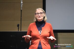 Pani Ewa Jasińska, prowadząca warsztat pt. "Jak zbudować skuteczny zespół"