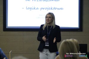 Pani Sylwia Guz, prowadząca warsztat pt. "Od problemu do rozwiązania – logika projektowa"