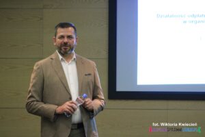 Pan Łukasz Chlebny, prowadzący warsztat pt. "Różne ścieżki do ekonomizacji NGO"