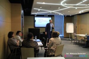 Warsztat pt."Tworzenie profesjonalnych informacji prasowych w NGO"; widok na salę wykładową