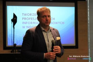 Pan Jan Matysik - prowadzący warsztat pt. "Tworzenie profesjonalnych informacji prasowych w NGO"