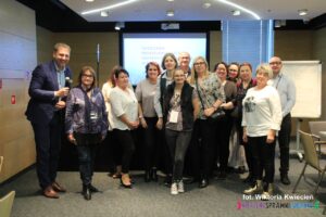 Pamiątkowe zdjęcie prowadzącego i uczestników warsztatu pt. "Tworzenie profesjonalnych informacji prasowych w NGO"