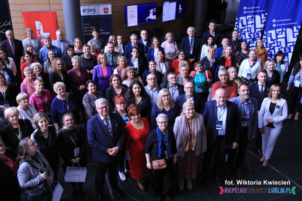 Pamiątkowe zdjęcie uczestników XI Lubelskiego Forum NGO we foyer Lubelskiego Centrum Konferencyjnego