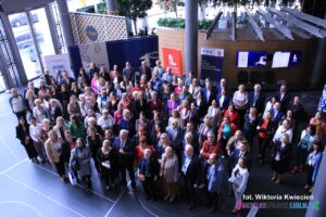 Pamiątkowe zdjęcie Uczestników Lubelskiego Forum NGO wykonane we foyer Lubelskiego Centrum Konferencyjnego; widok z góry
