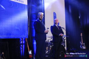 Od lewej stoją: Pan Jacek Żak – Dyrektor Departamentu Promocji Turystyki i Sportu Urzędu Marszałkowskiego w Lublinie oraz Pan Piotr Breś – Wicemarszałek Województwa Lubelskiego