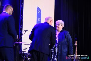 Medal 550-lecia Województwa Lubelskiego przyznany Stowarzyszeniu Pomocy Dzieciom Niepełnosprawnym „Krok Za Krokiem” w Zamościu odbiera Pani Maria Król - Przewodnicząca Zarządu Stowarzyszenia