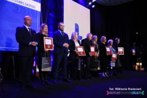 Na scenie ustawiło się dziewięć osób do pamiątkowego zdjęcia