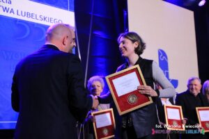 Medal 55o-lecia Województwa Lubelskiego, przyznany Polskiemu Związkowi Niewidomych Okręg Lubelski odbiera jego Prezes - Pani Dorota Krać