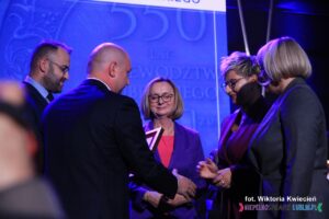 Medal 550-lecia Województwa Lubelskiego odebrała Dyrekcja Regionalnego Ośrodka Polityki Społecznej w Lublinie