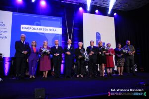Pamiątkowe zdjęcie grupowe osób wyróżnionych Nagrodą Trzeciego Sektora
