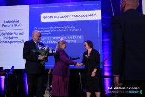 Złoty Parasol NGO za szczególny wkład w rozwój Związku Stowarzyszeń Forum Lubelskich Organizacji Pozarządowych dla Lubelskiego Forum Organizacji Osób Niepełnosprawnych – Sejmik Wojewódzki odbiera Pani Anna Bieganowska-Skóra - Prezes LFOON-SW