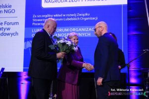 Gratulacje za szczególny wkład w rozwój Związku Stowarzyszeń Forum Lubelskich Organizacji Pozarządowych dla Lubelskiego Forum Organizacji Osób Niepełnosprawnych – Sejmik Wojewódzki odbiera Łukasz Lewicki - Wiceprezes LFOON-SW