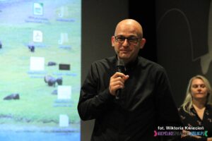 Mężczyzna z mikrofonem, Pan Mariusz Kuszpa