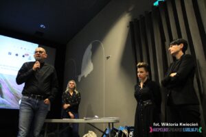 Organizatorzy Teatru w Obiektywie; od lewej stoją: Pan Mariusz Kuszpa, Pani Anna Strobrat (Fundacja Nieprzetartego Szlaku), Pani Karolina Czajka (Koordynator Teatru w Obiektywie), Pani Kinga Hendzel (Juror)