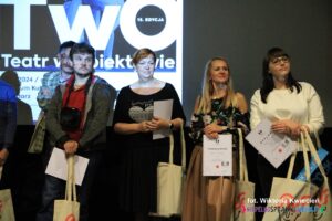 Stojący w rzędzie Uczestnicy konkursu