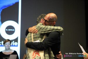 Uścisk Laureata I miejsca z Panem Mariuszem Kuszpą