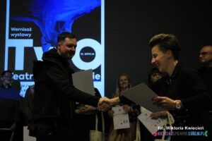 Uścisk dłoni Pana Konrada Drobka i Pani Karoliny Czajki