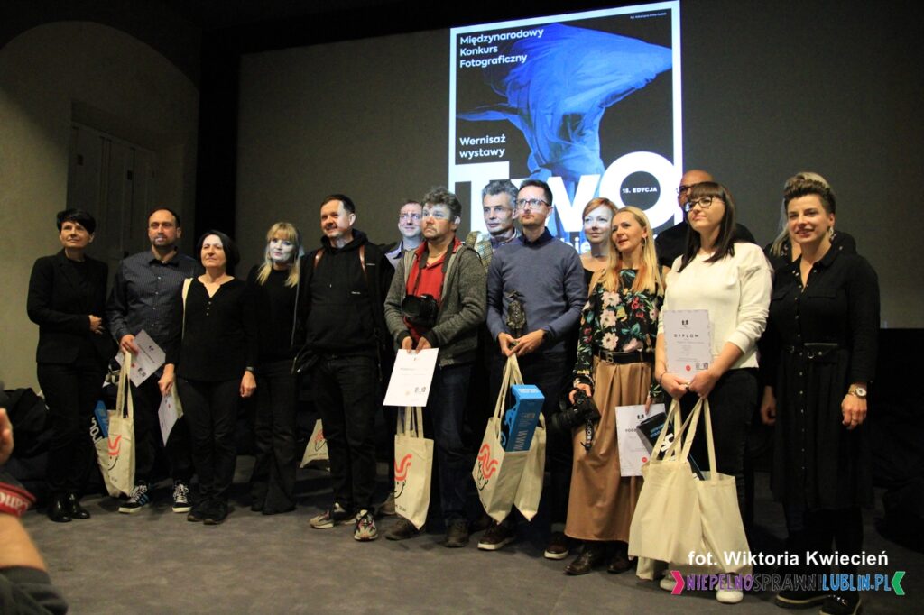 Pamiątkowa fotografia Uczestników i Organizatorów 15. edycji Konkursu Teatr w Obiektywie, wykonana podczas wernisażu