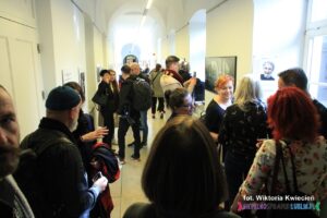Wernisaż 15. edycji TwO; ludzie zgromadzeni w długim, jasnym holu przy Oratorium na parterze w Centrum Kultury w Lublinie
