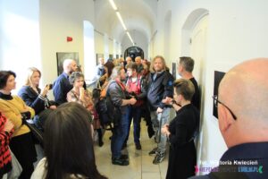 Goście wernisażu w holu Centrum Kultury w Lublinie