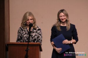 Od lewej stoją: Pani Małgorzata Batorska, Przewodnicząca Zarządu Koła Polskiego Stowarzyszenie na rzecz Osób z Niepełnosprawnością Intelektualną w Lublinie oraz Pani Katarzyna Grzanka, prowadząca wydarzenie