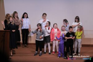 Grupa dzieci i instruktorów wykonała wspólnie na scenie hymn AAC