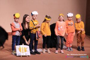 Na scenie mali wykonawcy z Niepublicznego Przedszkola Specjalnego Insignis (Lublin) – układ taneczny „Piosenka na powitanie”