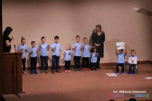 Grupa dzieci w błękitnych koszulkach - Przedszkole z Oddziałami integracyjnymi nr 12 (Lublin) – piosenka „Podajmy sobie ręce”;