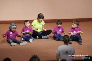 Specjalny Ośrodek Szkolno-Wychowawczy (Świdnik) – piosenka „Każdy jest inny”, na scenie pięcioro dzieci