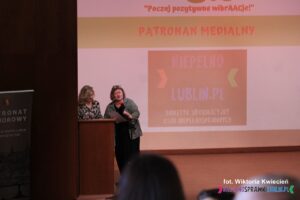 Na scenie Pani Małgorzata Batorska w towarzystwie Pani dr hab.Anny Prokopiak, profesor uczelni, kierownik Katedry Psychopedagogiki Specjalnej UMCS w: Uniwersytet Marii Curie-Skłodowskiej w Lublinie