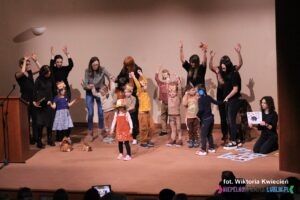 Dużą grupa wykonawców z Niepublicznego Przedszkola Specjalnego „Tajemniczy Ogród im. F. Hodgson Burnett” (Lublin) – piosenka „Idzie jeż”