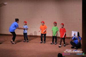 Czworo dzieci i dwoje instruktorów z Niepublicznego Przedszkola Specjalnego (Biłgoraj) – w zabawie taneczej „Chodzę sobie chodzę”