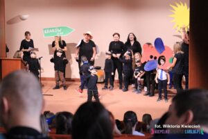 Grupa wykonawców z Niepublicznego Przedszkola Specjalnego „Tajemniczy Ogród” (Lublin) z piosenką „Mucha w mucholocie”;