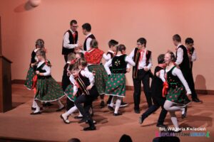 Grupa dzieci w strojach ludowych, ze Szkoły Podstawowej nr 53 przy Specjalnym Ośrodku Szkolno-Wychowawczym nr 2 (Lublin) – piosenka „Czasem bywa gorzej”