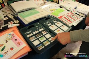 Dwa ciemnozielone plastikowe przedmioty - komunikatory GoTalk 9+ oraz 4+