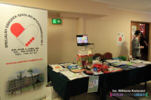 Stoisko ze pomocami do komunikacji alternatywnej i wspomagającej,, przygotowane przez pracowników Specjalnego Ośrodka Szkolno-Wychowawczego nr 2, z siedzibą w Lublinie, przy ulicy Głuskiej