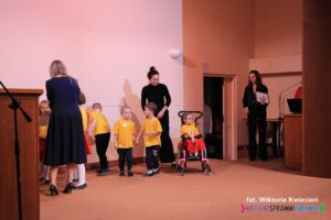 Na scenie prezentuje się grupa dzieci z Publicznego Przedszkola Integracyjnego nr 40 (Lublin) – piosenka „Podajmy sobie ręce”