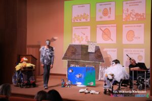 Krótka forma teatralna „Piękne Kaczątko” w wykonaniu Środowiskowego Domu Samopomocy „Mozaika” (Lublin)