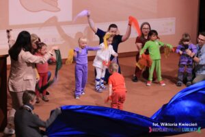 Na scenie dzieci i instruktorzy z Punktu Przedszkolnego „Lolek” przy Polskim Stowarzyszeniu Osób z Niepełnosprawnością Intelektualną Koło w Lublinie – piosenka wraz z prezentacją „Nasze skrzydła”