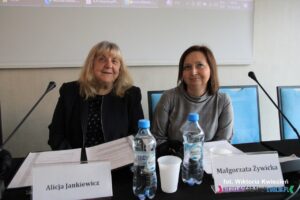 Przy stoliku od lewej siedzą Panie: Alicja Jankiewicz oraz Małgorzata Żywicka