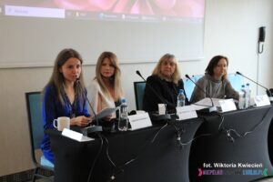 Przy stoliku od lewej siedzą Panie; Aneta Szczykutowicz, Agata Dziubińska-Gawlik, Alicja Jankiewicz oraz Małgorzata Żywicka