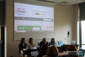 Od lewej siedzą Panie; Aneta Szczykutowicz, Agata Dziubińska-Gawlik, Alicja Jankiewicz oraz Małgorzata Żywicka; w tle za nimi na ekranie multimedialnym widok strony startowej niepelnosprawnilublin.pl