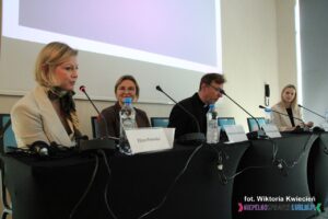 Przy stoliku od lewej siedzą: Pani Eliza Potocka, Pani Justyna Czernij-Jezierska, ksiądz dr Marek Stawski, Pani Karolina Malitka,